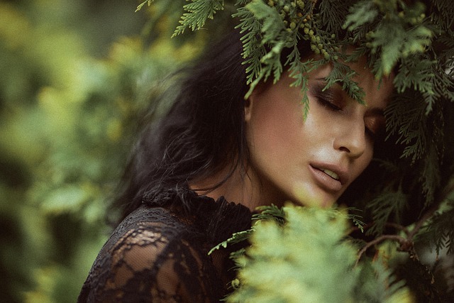 最新の保湿ケア美容家電と潤った肌の女性