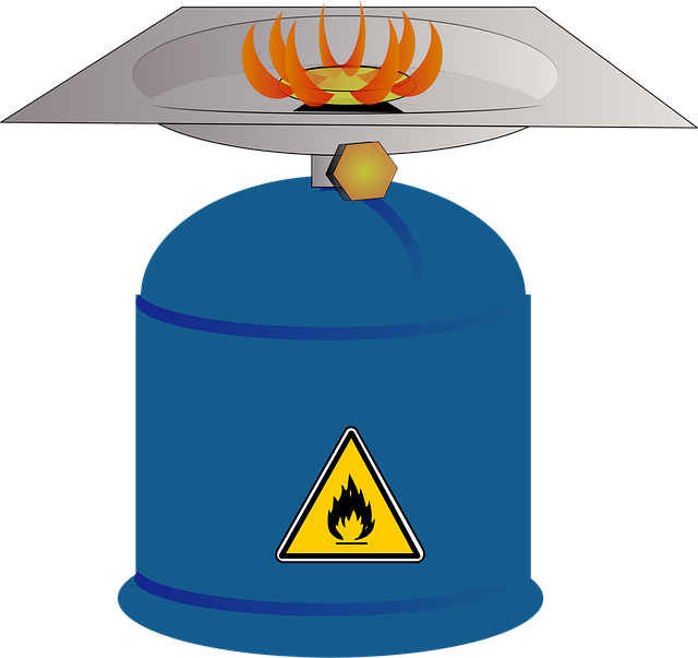 様々な種類のシングルバーナーが並べられたキャンプテーブル