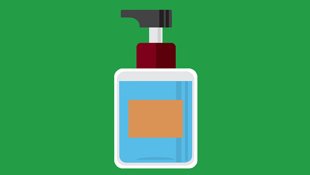 鍋を丁寧に洗っている手のクローズアップイメージ