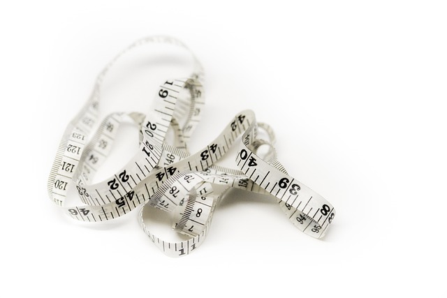 メジャーで部屋のスペースを測る人