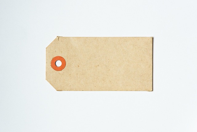 購入前にセーターのタグを注意深く確認している人の手元