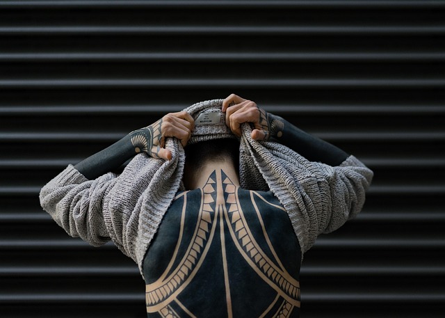 セーターの編み目と素材の質感を拡大して示すイメージ