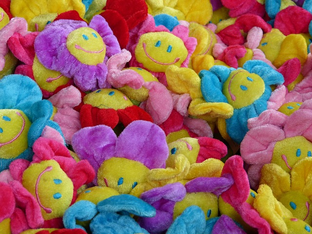 ぬいぐるみの素材や縫製を拡大して確認している様子