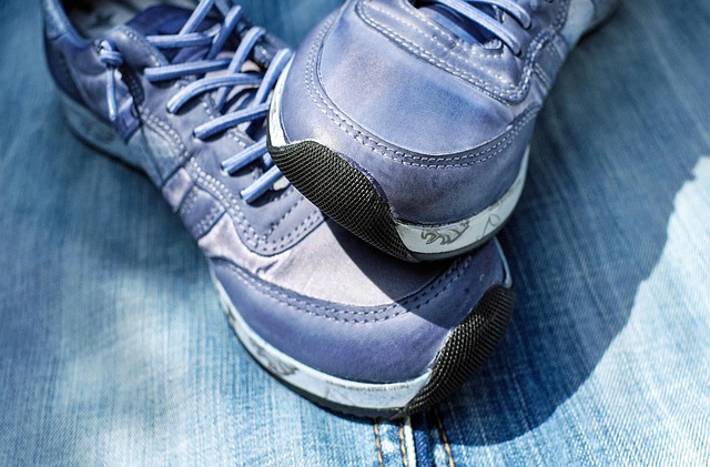 アシックス、ミズノ、ナイキ、アディダスなど主要ランニングシューズブランドのロゴと代表的なシューズ