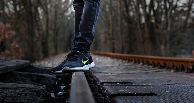 ランニングシューズの正しい履き方と手入れ方法を示すステップバイステップの画像