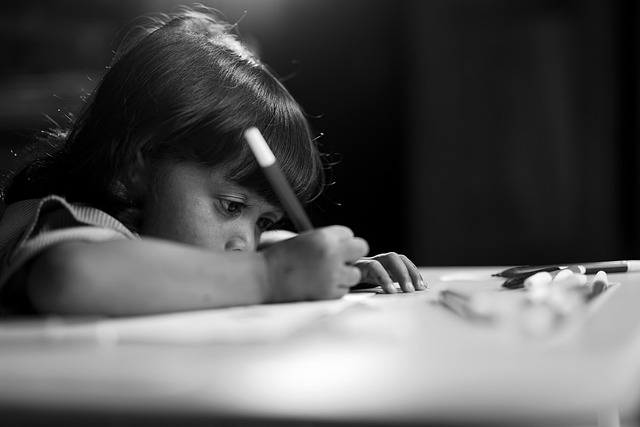 ホワイトボードに書かれたカラフルな図と文字、その横に置かれたマーカー