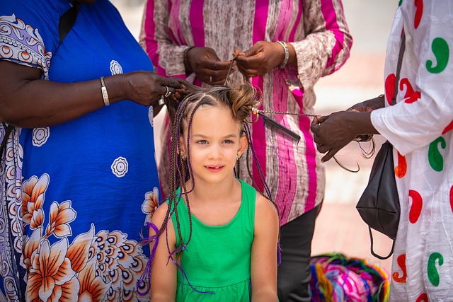 女性がヘアアイロンブラシを使って髪をとかしながらスタイリングしている様子