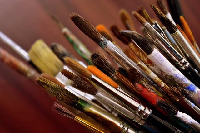 様々な形状のヘアアイロンブラシが並べられ、それぞれの用途が示されている